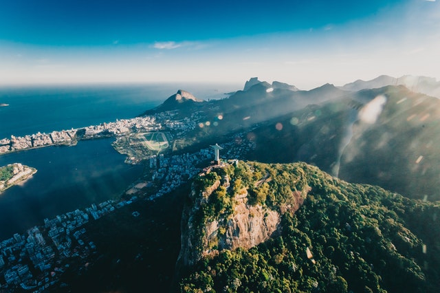 Foto que mostra uma pirâmede e seus aredores